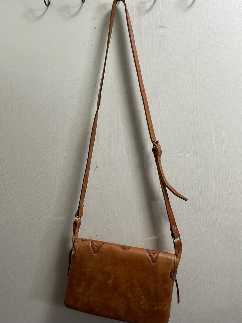 Handmade Natural Boho Leather Fringed Floral Tooled Leather Crossbody Bag - Tan - Picture 4 of 9